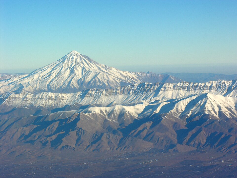 Cordilheira de Alborz: Localizada ao norte, próxima ao Mar Cáspio, é marcada por picos nevados e vales férteis. O Monte Damavand, o mais alto do Irã, ergue-se como símbolo nacional e aparece em lendas persas. A proximidade com Teerã torna a região um refúgio para esportes de inverno e turismo ecológico.