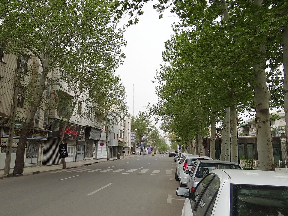 <p>Qazvin tem raízes antigas e ganhou destaque como capital safávida. Sua posição estratégica a conectou a rotas comerciais e militares. Hoje, preserva monumentos históricos e mantém população ativa, reforçando sua continuidade urbana.</p>
