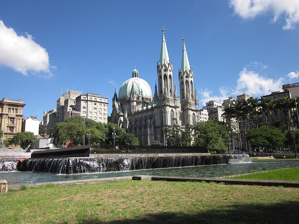 <p>Catedral de São Paulo (Brasil): Com torres que chegam a 92 metros, a Catedral da Sé, em São Paulo, é um dos maiores templos neogóticos do mundo. Sua imponência no coração da cidade simboliza a força da fé em meio à modernidade urbana.</p>
