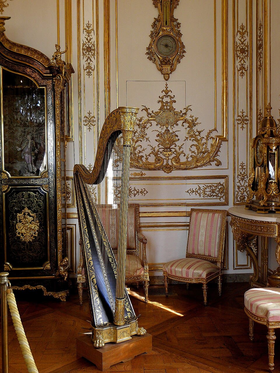 No período clássico, a harpa foi incorporada às orquestras, ganhando papel de destaque em obras de compositores renomados. Sua sonoridade suave contrastava com outros instrumentos, enriquecendo a paleta musical.