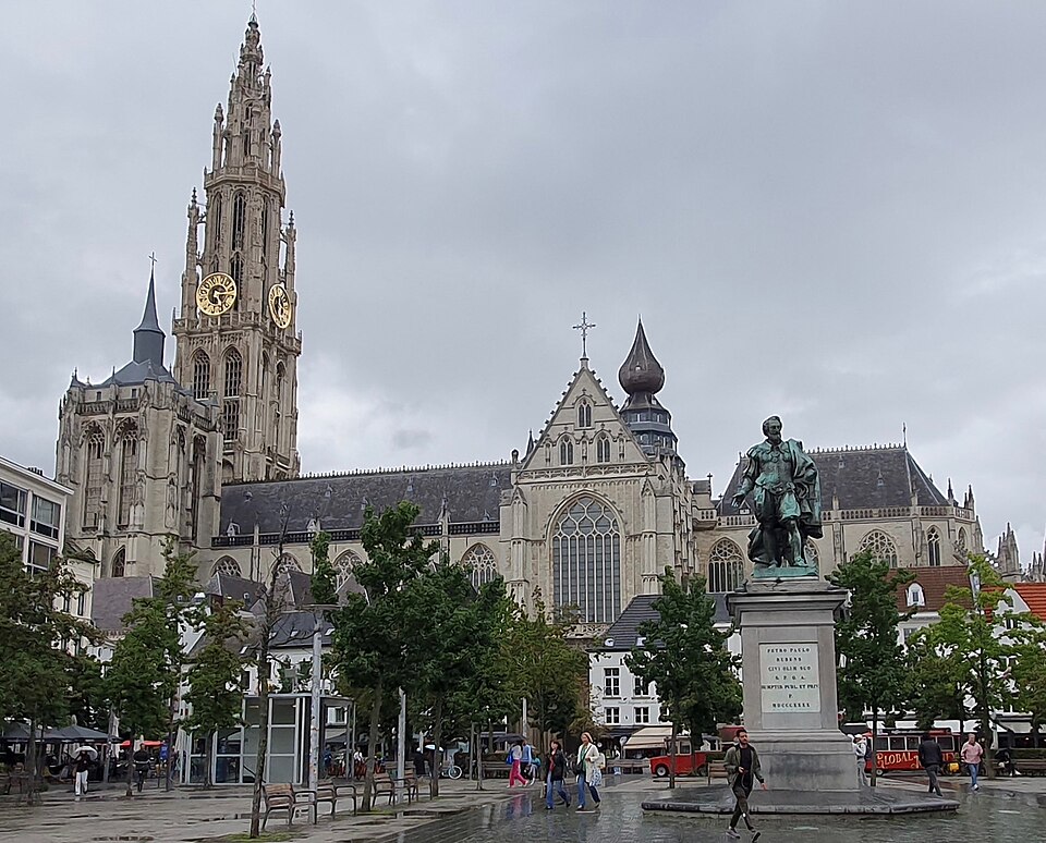 <p>Catedral de Antuérpia (Bélgica): Com 123 metros, é um dos maiores templos da Bélgica. Construída no século XVI, abriga obras de Peter Paul Rubens, conectando arte e espiritualidade em um mesmo espaço.</p>
