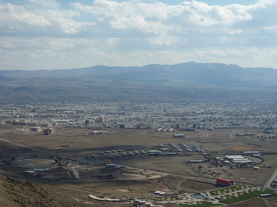 <p>Zanjan tem raízes antigas e foi importante na era sassânida. Sua localização estratégica a tornou centro de comércio e artesanato. A cidade moderna preserva continuidade habitacional e tradições culturais.</p>
