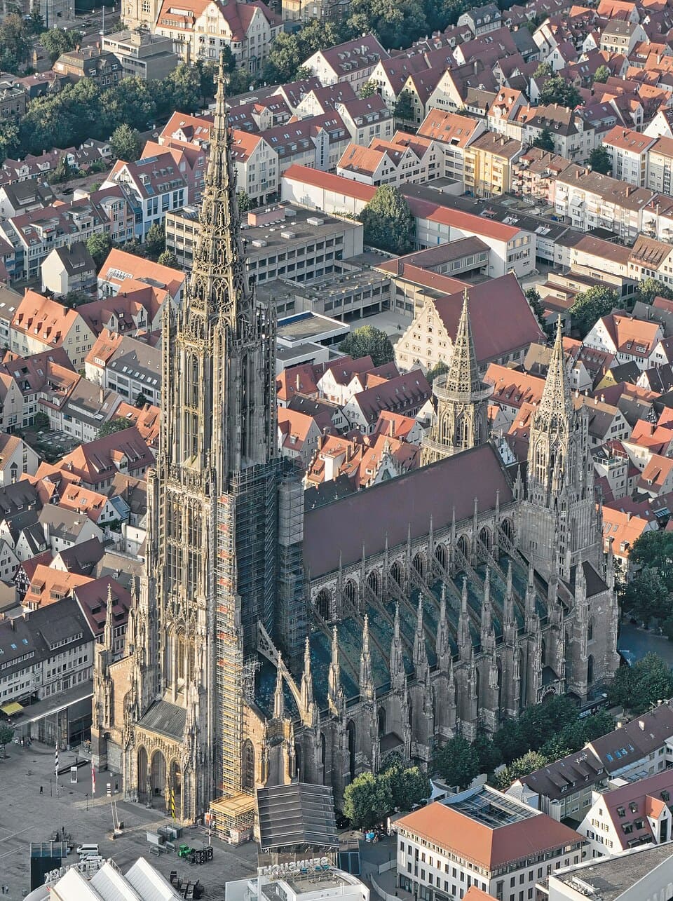 <p>Ulm Minster (Alemanha): Durante décadas, foi a igreja mais alta do mundo, com 161,5 metros. Construída em estilo gótico, sua torre pode ser escalada, oferecendo vistas impressionantes dos Alpes. Embora tenha perdido o título, continua sendo um marco da arquitetura religiosa europeia.</p>
