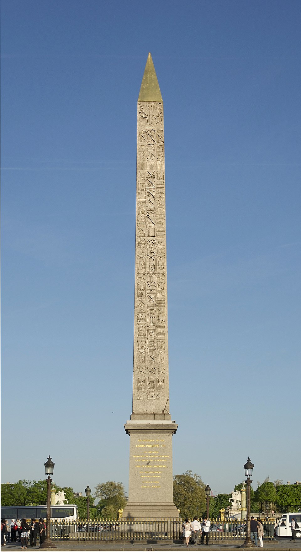 Na Praça da Concórdia, em Paris, está o Obelisco de Luxor, com 3.300 anos de existência. Decorado com hieróglifos e coroado por uma pirâmide dourada, foi transportado do Egito em 1833 e instalado em 1836. Sua base contém desenhos explicativos sobre o transporte, tornando-o uma verdadeira obra de arte e um dos símbolos mais fotografados da capital francesa.