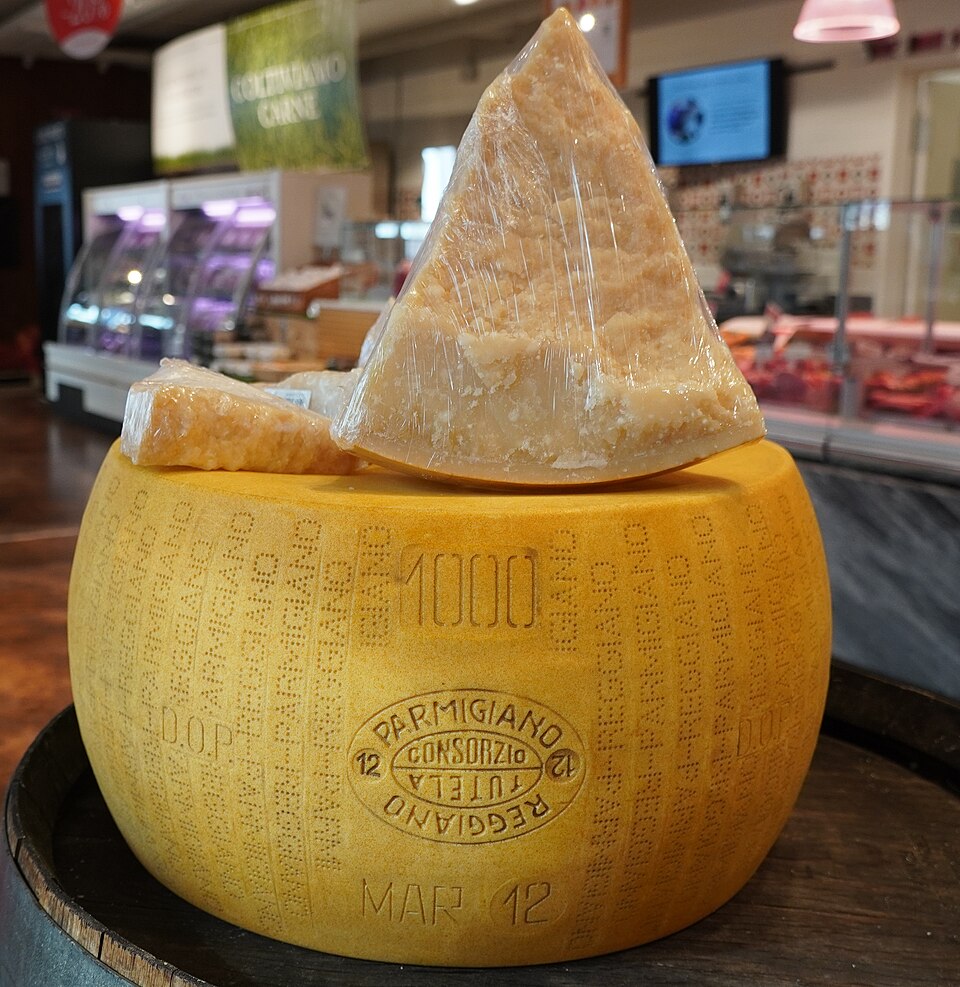 <p>O Parmigiano Reggiano é considerado o “verdadeiro parmesão”. Produzido sob regras rígidas, ele passa por uma cura longa, que pode ultrapassar 24 meses, resultando em sabor intenso, textura granulosa e presença marcante de cristais que conferem crocância.</p>
