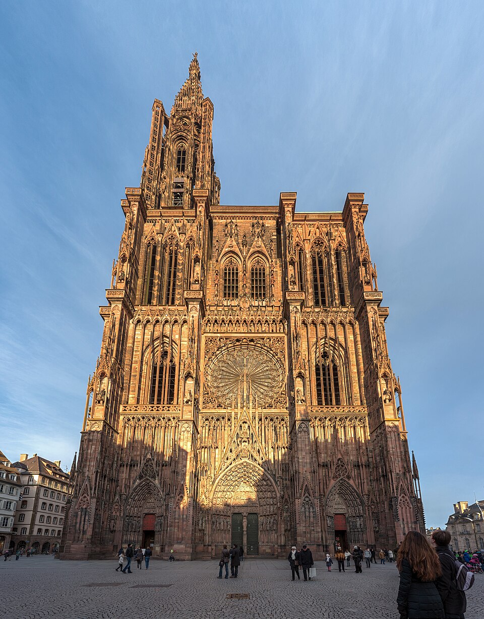 <p>Catedral de Estrasburgo (França): Ao atingir 142 metros, tornou-se o edifício mais alto do mundo entre 1647 e 1874. Considerada uma obra-prima da arquitetura gótica, é um testemunho da engenhosidade medieval e da devoção que atravessa séculos.</p>
