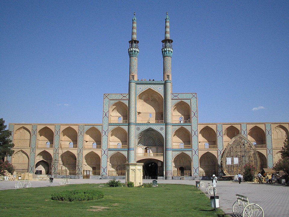 <p>Yazd é uma das cidades habitadas mais antigas do mundo, famosa por sua arquitetura adaptada ao deserto. Torres de vento e qanats mostram engenhosidade persa para sobreviver em clima árido. É também centro do zoroastrismo, mantendo tradições milenares.</p>
