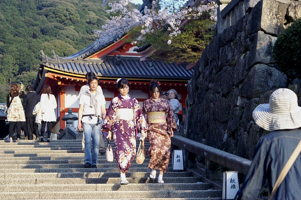 <p>No cotidiano, os quimonos acompanharam momentos simples e marcantes. Tornaram-se parte da vida diária, revelando como tradição e adaptação caminham juntas na experiência da imigração. Entre estes, o quimono também foi usado no dia a dia em uma prática que mostra como tradição e rotina se entrelaçam, reforçando identidade mesmo em terras distantes.</p>
