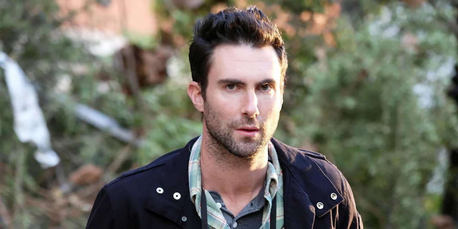 <p>Adam Levine começou a expandir sua presença na televisão em 2007, com uma participação no “Saturday Night Live”. Também apareceu no especial “A Night of Too Many Stars”, do Comedy Central. Em 2011, passou a atuar como técnico do reality “The Voice” e, no ano seguinte, conquistou um papel pequeno na série “American Horror Story”. Além disso, assinou um contrato com a NBC para desenvolver novos programas e especiais para a emissora.</p>
