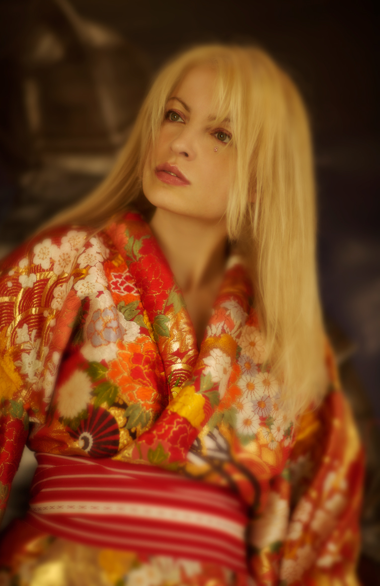 <p>Com o tempo, os quimonos ganharam novas interpretações. Designers contemporâneos reinterpretam a peça, mostrando que tradição pode dialogar com inovação sem perder sua essência. A renovação acompanha a modernidade: tecidos novos e adaptações mostram como tradição e inovação podem coexistir em harmonia.</p>
