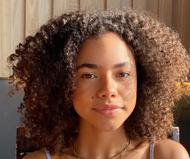 Alana é a filha do meio de Ayrton, gerente comercial, e de Amanda, proprietária de uma casa de festas. Seu irmão mais velho, Tom, também já trabalhou como ator. Ela iniciou a carreira artística aos seis anos, após ser descoberta por um olheiro que se encantou com seu perfil, pois buscava uma garota negra para ampliar a representatividade do concurso “Miss Arujá”.
