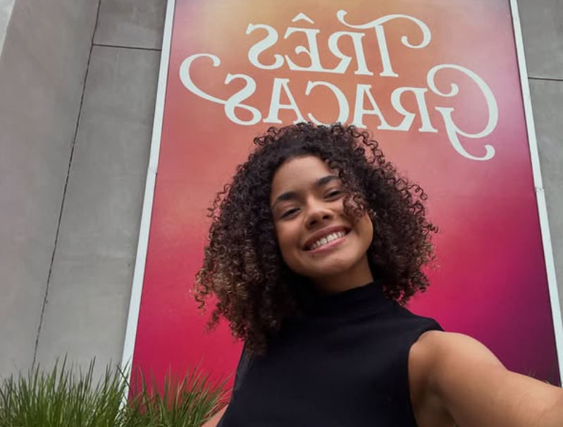 Alana Cabral, nascida em São Paulo em 2 de julho de 2007, iniciou a carreira ainda na infância e ganhou destaque por atuações em novelas da TV Globo, como “Verão 90” e “Nos Tempos do Imperador”, consolidando seu crescimento como atriz ao se tornar uma das protagonistas de “Três Graças”.