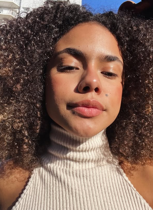 Aos dez anos, em 2019, Alana se mudou com a família para o Rio de Janeiro após ser aprovada nos testes para a telenovela “Verão 90”. Na trama, interpretou a espevitada Clarissa e contracenou com atrizes como Cláudia Ohana, Claudia Raia e Dira Paes. No mesmo ano, participou da série de terror “Conte Sua História ou Entregue Sua Alma”, na qual viveu Cristal.