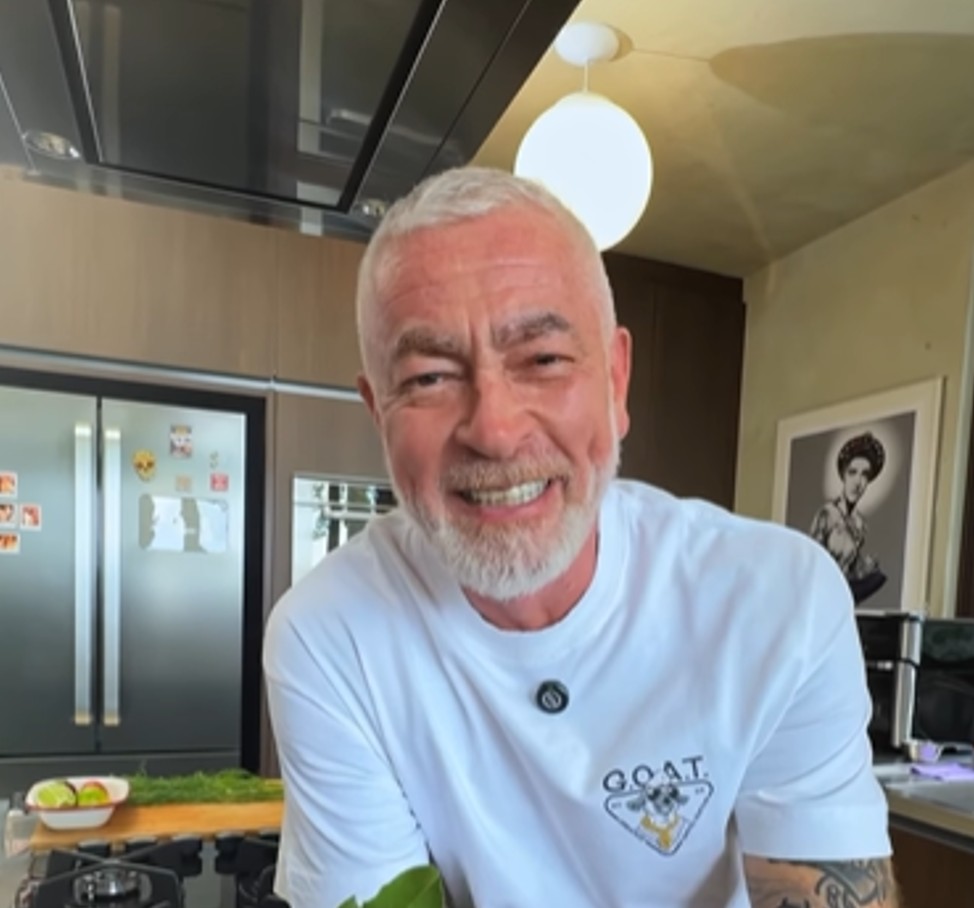 <p>Aos 18 anos, viajou como mochileiro para a Europa, onde ingressou na Escola de Hotelaria de Namur. Posteriormente, trabalhou em restaurantes na Bélgica, França e Itália, período em que consolidou sua formação técnica e aprendeu inglês, francês e italiano.</p>
