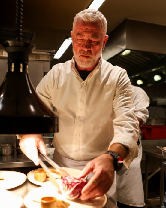 <p>Em 2024, expandiu sua atuação para a hotelaria ao criar o Resid Club, empreendimento voltado a um conceito integrado de hospitalidade que inclui hotéis próprios e parceiros, clube de membros e experiências relacionadas à gastronomia, viagens e estilo de vida.</p>
