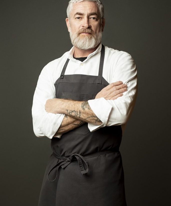 <p>Alex Atala, cujo nome de batismo é Milad Alexandre Mack Atala, nasceu em 3 de junho de 1968, em São Paulo. Chef de cozinha e restaurateur, ele coleciona mais de um milhão de seguidores no Instagram e é reconhecido por ter introduzido ingredientes amazônicos na alta gastronomia, como jambu, tucupi, priprioca e bacuri.</p>
