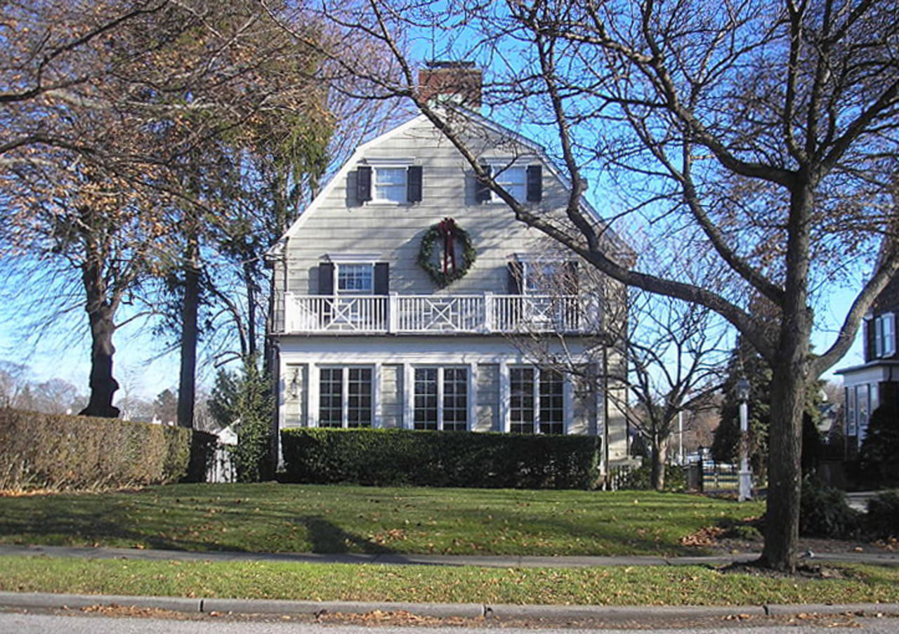 Amityville – Esta vila de Long Island, no estado de Nova York, tornou-se famosa após Ronald DeFeo Jr. matar os pais e quatro irmãos em 1974. No ano seguinte, George e Kathy Lutz compraram a casa, mas partiram após 28 dias, alegando fenômenos paranormais. Os relatos, amplamente contestados, inspiraram o livro e os filmes de Horror em Amityville. 