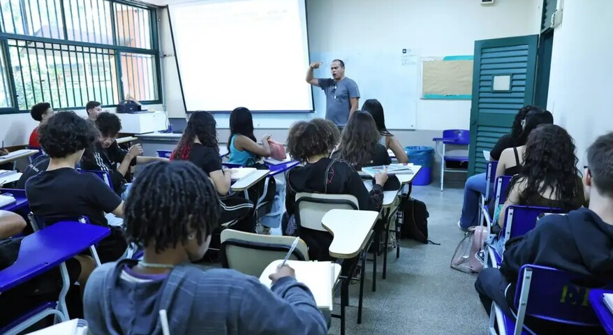 <p>A iniciativa segue diretrizes previstas em leis federais, que tratam do ensino da história e cultura afro brasileira e indígena. Conforme relatado pela secretaria ao anunciar o projeto, a disciplina será integrada à carga horária já existente.</p>
