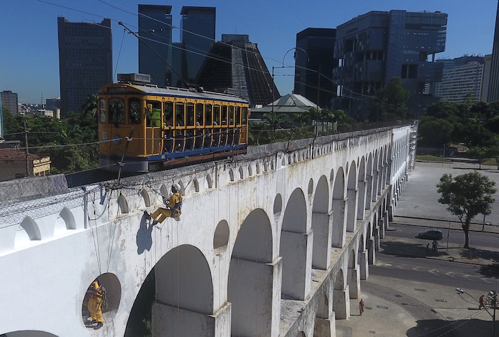 Sua utilidade foi ressignificada em 1896, quando a estrutura de pedra e cal passou a servir de trilho para o icônico Bondinho de Santa Teresa, conectando o bairro histórico ao Centro do Rio.