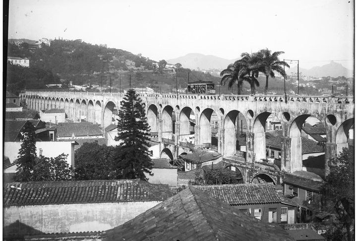 Erguido entre 1723 e 1750 sob o comando do engenheiro José Fernandes Pinto Alpoim, o Aqueduto da Carioca — conhecido popularmente como Arcos da Lapa — nasceu com a missão de transportar as águas do Rio Carioca até o centro da capital.