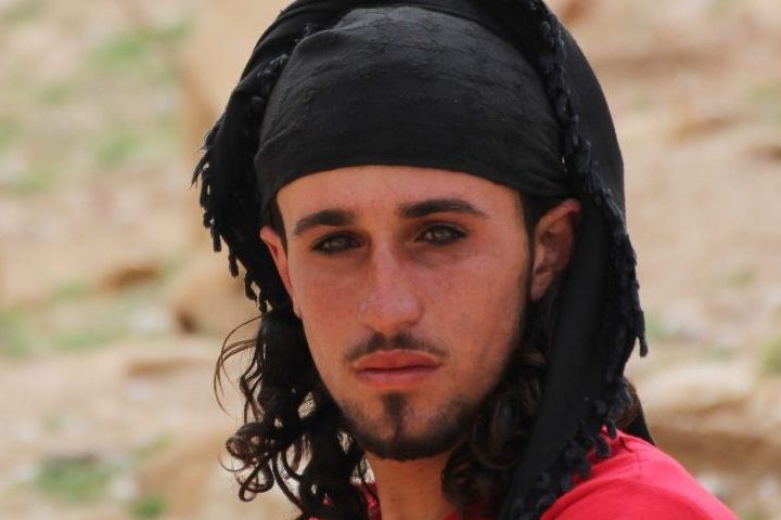 <p>Em regiões de Petra, na Jordânia, homens beduínos adotam o produto por outros motivos além de proteção contra o sol ou expressar religiosidade: “É também um rito de passagem para a idade adulta e um sinal de que se está solteiro”, afirma a autora.</p>
