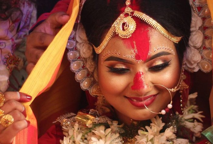 Mulher usando Kohl, tradicional pigmento escuro utilizado ao redor dos olhos, delineador – Wikimedia Commons/Sumita Roy Dutta