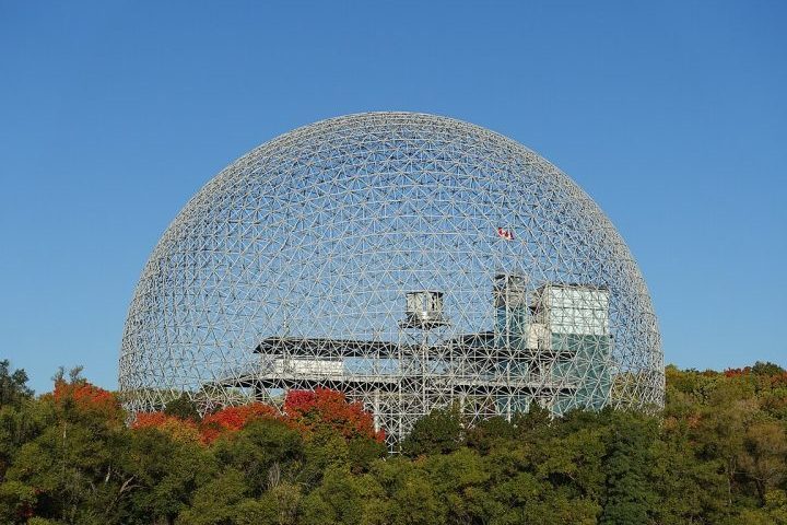 Outro destaque é a Biosfera de Montreal, um museu dedicado ao meio ambiente que utiliza a carcaça de aço de um antigo pavilhão da Expo 67. Hoje, essas estruturas são usadas em residências, estufas agrícolas, centros científicos e hospedagens ecológicas em várias partes do mundo. 