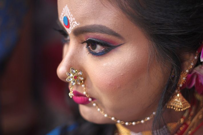 Mulher usando Kohl, tradicional pigmento escuro utilizado ao redor dos olhos, delineador – Wikimedia Commons/Sumita Roy Dutta
