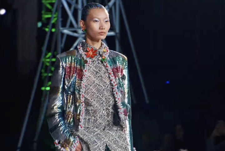 Durante as temporadas de inverno e verão de 2026, grifes renomadas como Chanel, Ralph Lauren e Celine destacaram o item em versões que variam de camélias coloridas e pedrarias sofisticadas a desenhos maximalistas.