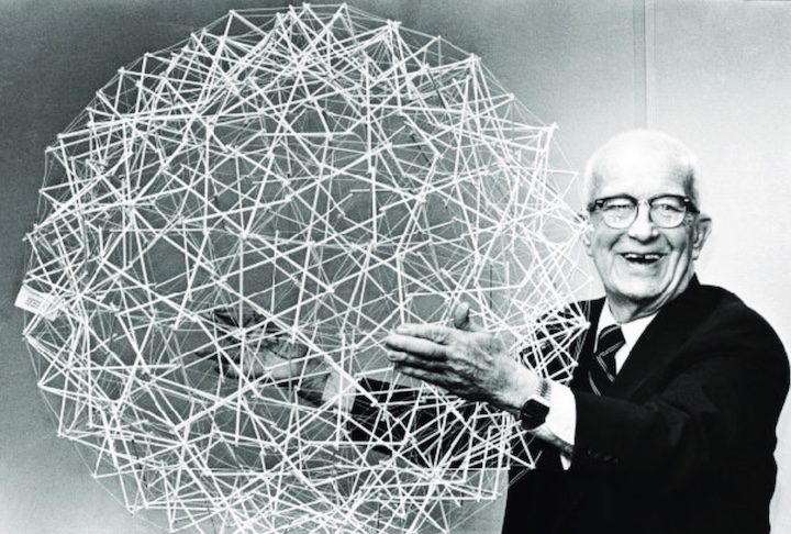 As construções em forma de domos geodésicos ganharam destaque no século 20 graças ao arquiteto e inventor Buckminster Fuller, que popularizou essa técnica por sua eficiência estrutural e economia de materiais.