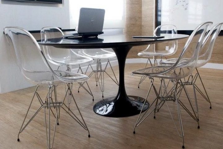 Outra aplicação frequente ocorre em móveis contemporâneos, como mesas e cadeiras com aparência leve e sofisticada. Por ser reciclável em alguns processos industriais, o acrílico também pode contribuir para práticas mais sustentáveis quando corretamente reaproveitado. 