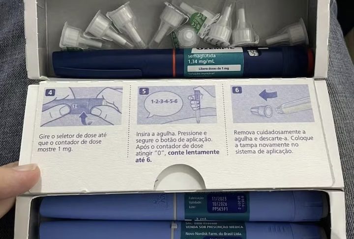 <p>Entre 2023 e 2024, a Anvisa confirmou a presença de lotes falsificados de semaglutida no país e determinou a apreensão de inúmeros medicamentos irregulares. Em outro caso, canetas de insulina foram reutilizadas com rótulos adulterados para serem vendidas como Ozempic.</p>
