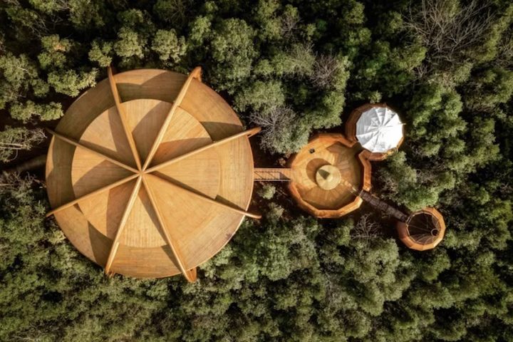 Essa estrutura futurista em formato de disco voador foi instalada no Parque Nacional do Monte Qiyun em 2022. Pensado para receber famílias, conta com varanda panorâmica de 360º.
