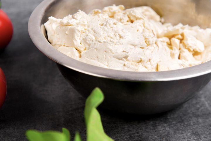 <p>Os usos mais comuns do cream cheese podem ser em base de cheesecakes, coberturas, patês, culinária japonesa (sushis), além de pães.</p>
