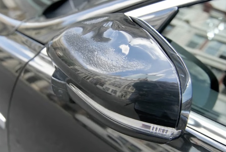 <p>Em determinados horários, o calor acumulado foi suficiente para deformar retrovisores e peças plásticas de veículos.</p>
