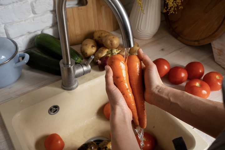 <p>Os especialistas ressaltam que, além da mudança de hábitos individuais, é fundamental investir em educação alimentar e melhoria das condições de saneamento básico, medidas essenciais para reduzir riscos e prevenir surtos de DTHA.</p>
