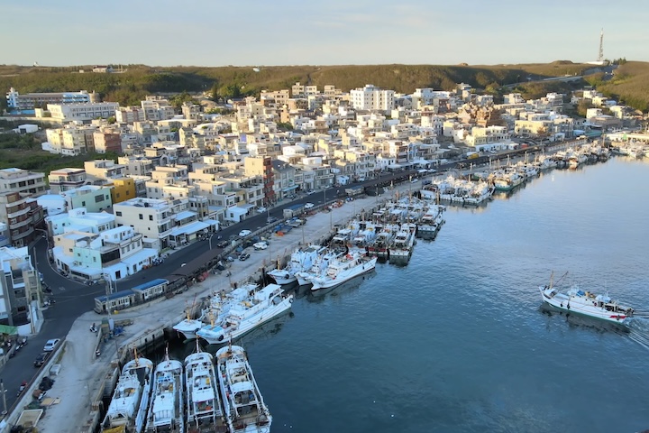 2º) Magong, Taiwan: Capital do arquipélago de Penghu, Magong combina paisagens marítimas, templos históricos como o Tianhou, e vilas de pescadores acolhedoras.