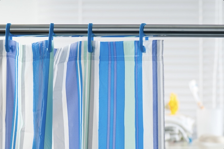 <p>Cortinas de banheiro: Utilize ciclos delicados ou de lavagem à mão para cortinas de banheiro. Segundo a “Which?”, as velocidades de centrifugação mais lentas não prejudicam esse material.</p>
