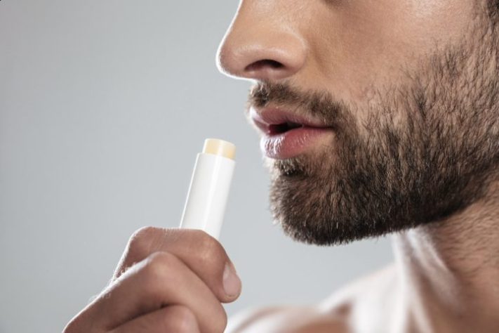 Protetor labial, manteiga de cacau - Freepik/drobotdean