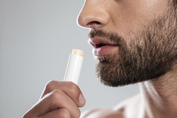 <p>Em locais onde a umidade está baixa, a água presente nos lábios evapora rapidamente, levando ao ressecamento e às fissuras.</p>
