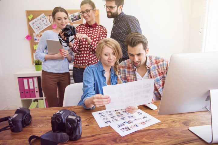 Já em ambientes criativos, como agências de publicidade, o dress code costuma ser mais flexível e informal. Entender essas normas ajuda a evitar desconfortos sociais e garante que a imagem transmitida esteja alinhada ao propósito do momento. 