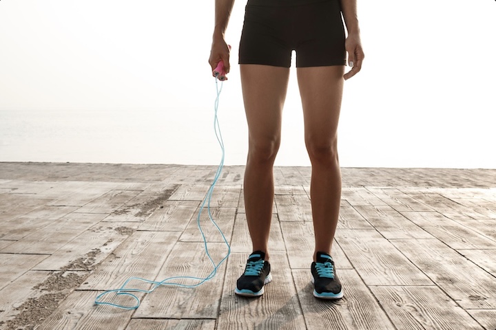 A prática regular ainda estimula a liberação de substâncias relacionadas à sensação de bem-estar, ajudando a diminuir o estresse e a tensão acumulada no dia a dia.