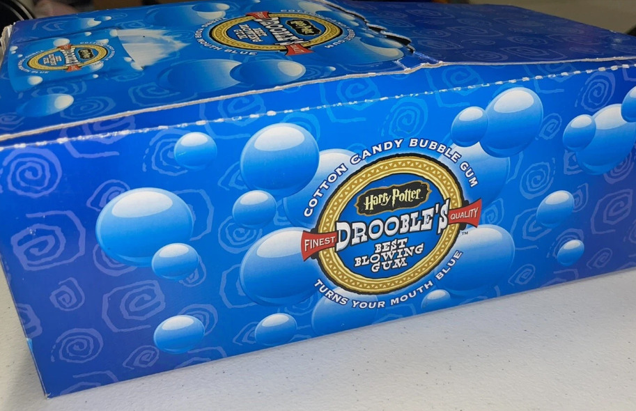 <p>Chicletes de Baba de Drooble – Gomas de mascar que produzem bolhas gigantes e duram muito tempo. Fred e George adoram esse doce divertido.</p>
