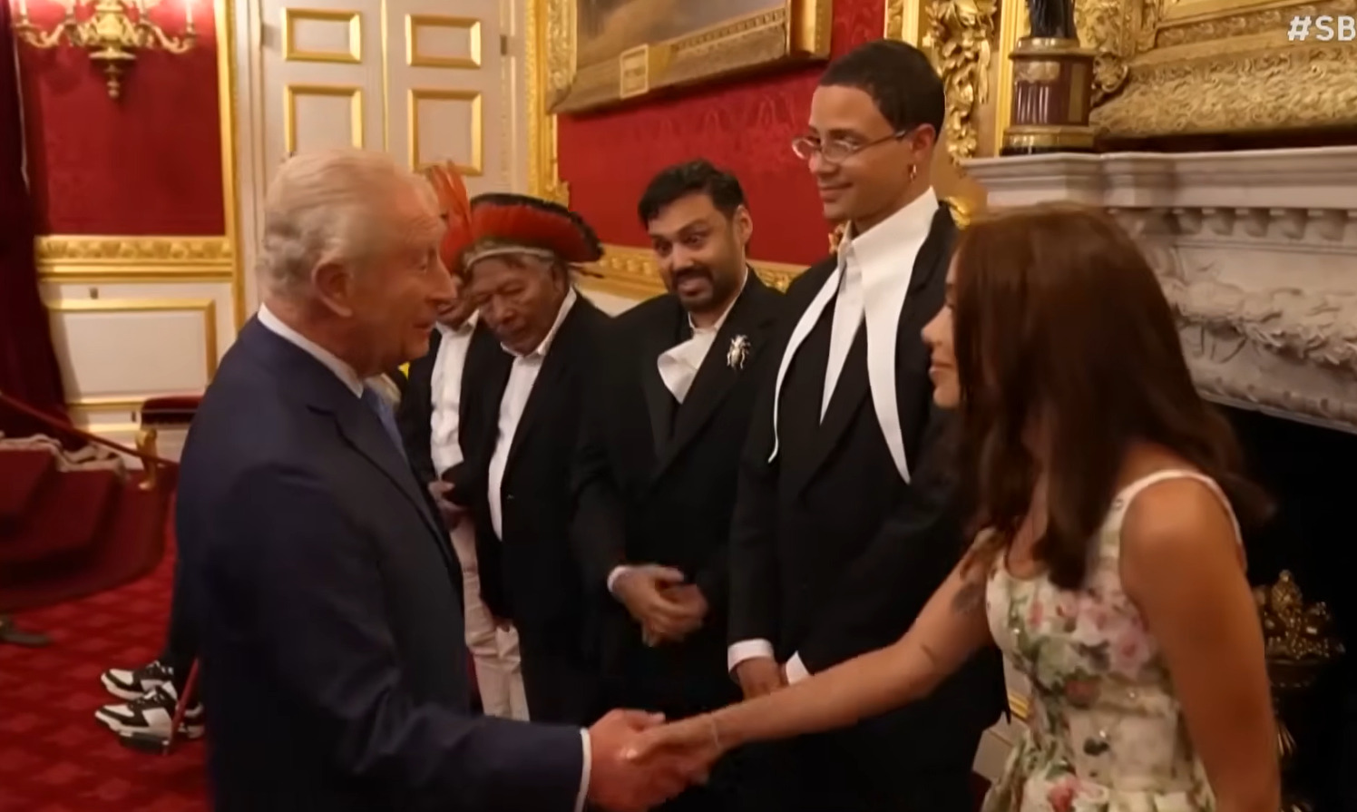 <p>Em 2025, a cantora participou, ao lado do Cacique Raoni e de outras lideranças indígenas, de um evento em Londres promovido por uma instituição criada pelo rei Charles III, com o objetivo de incentivar a transição para uma bioeconomia baseada na natureza. Durante a ocasião, inclusive, ela se encontrou com o monarca.</p>
