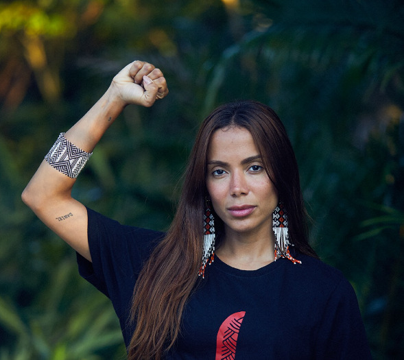 <p>Anitta também é engajada em diversas causas sociais, principalmente em ações voltadas à preservação da Amazônia, aos direitos dos povos indígenas e ao combate à fome e à desigualdade. Por meio do projeto “Ensaios da Anitta 2026” e de iniciativas comunitárias, promove a arrecadação de alimentos e presta apoio a comunidades em situação de vulnerabilidade, incluindo o seu bairro natal, Honório Gurgel.</p>
