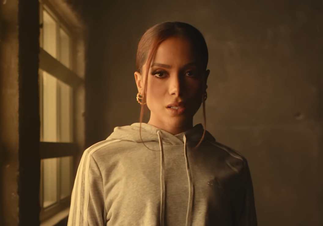 <p>Voltando à carreira internacional, “Envolver”, música do álbum “Versions of Me”, lançado em 2022, tornou-se a maior estreia de um artista latino no Spotify Global Chart e fez de Anitta a primeira mulher latino-americana a alcançar o primeiro lugar no ranking global da plataforma. A música também estabeleceu o recorde de reproduções em um único dia, além de receber destaque da imprensa internacional e entrar em listas de melhores do ano da Billboard, Los Angeles Times e