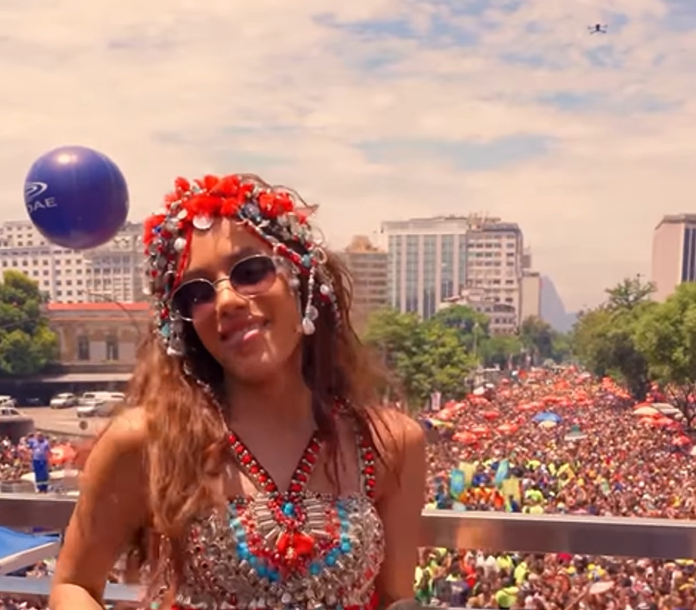 <p>Segundo a cantora, a escolha da imagem dialoga com a proposta da música, na qual apresenta um lado mais vulnerável e pessoal, associado à sua identidade fora dos palcos. Inspirada em sonoridades brasileiras, como samba e MPB, a faixa deve integrar o próximo álbum, “Equilibrium”, ainda sem data de lançamento confirmada. A canção foi apresentada ao público pela primeira vez durante os shows pré-carnavalescos “Ensaios da Anitta”.</p>
