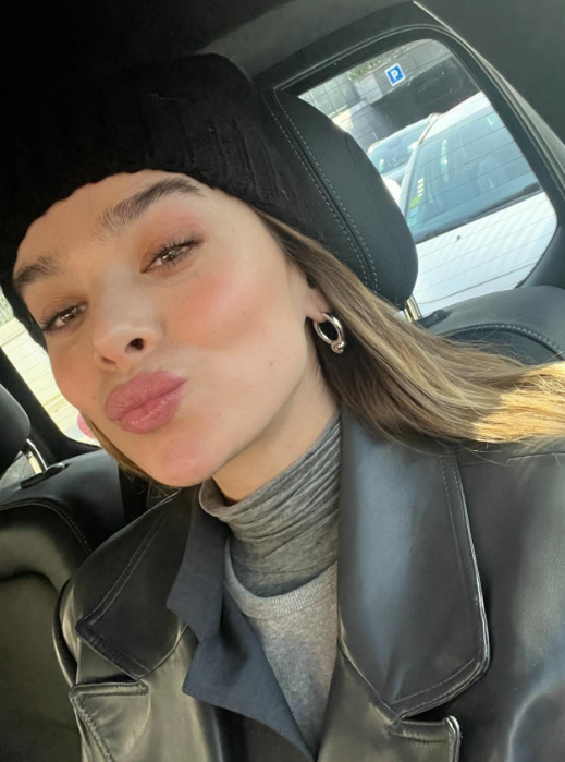 <p>Hailee Steinfeld, nascida em 11 de dezembro de 1996, em Los Angeles, Califórnia, foi indicada ao Oscar de melhor atriz coadjuvante aos 14 anos por sua performance de estreia no cinema. Desde então, construiu uma carreira consistente em filmes e séries.</p>
