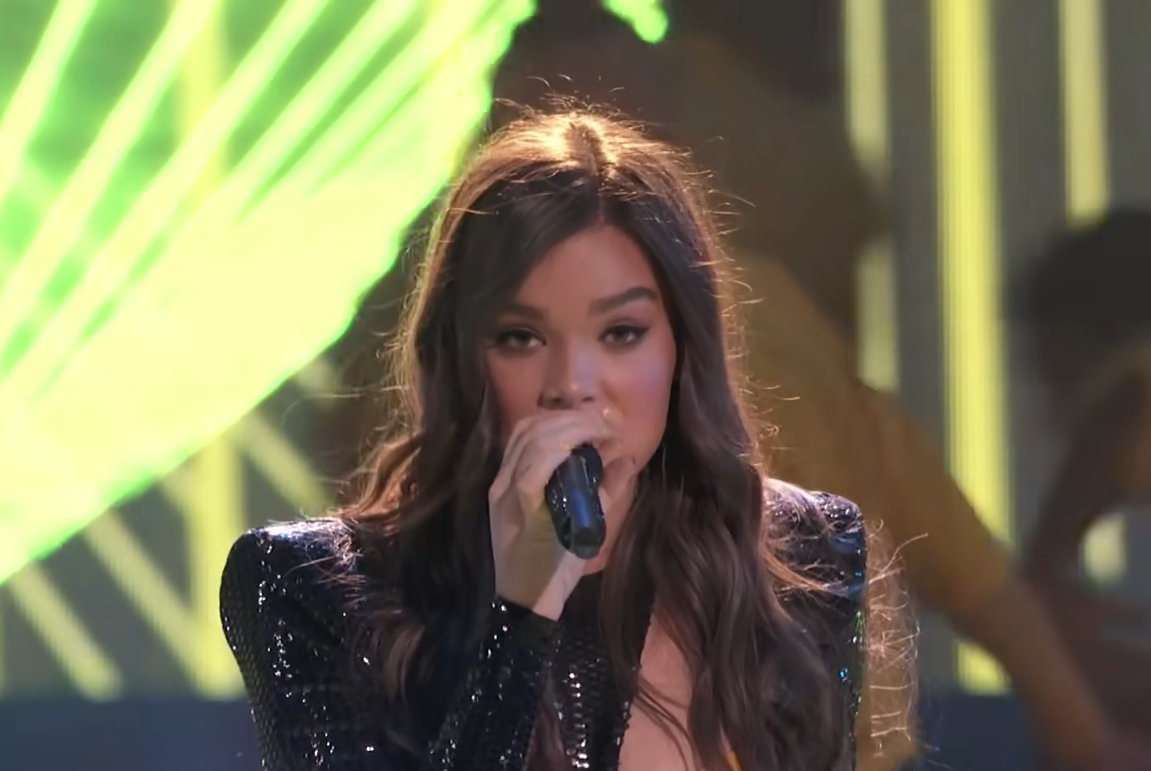 <p>Paralelamente à atuação, Steinfeld investiu na sua carreira musical. Após “A Escolha Perfeita 2”, assinou contrato com a Republic Records, subsidiária da Universal Music Group e, em agosto de 2015, lançou o single “Love Myself”, seguido três meses depois pelo miniálbum “Haiz”.</p>
