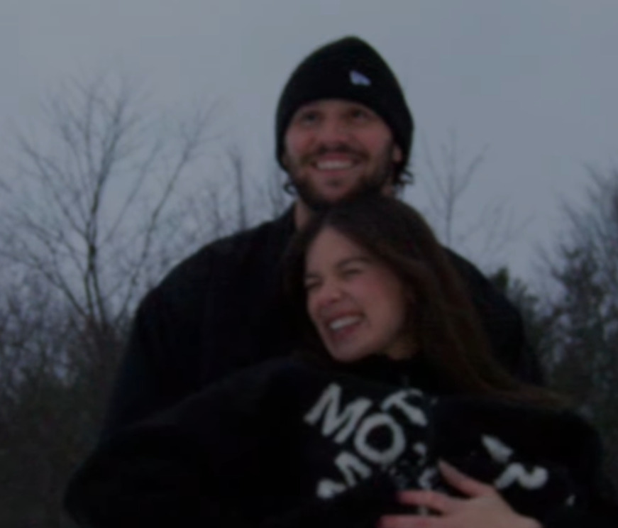 <p>Os rumores sobre o relacionamento entre Hailee Steinfeld e Josh Allen começaram em 2023, quando o casal foi visto junto pela primeira vez. Eles oficializaram o namoro ao publicar uma foto no Instagram, em julho de 2024. O noivado ocorreu em novembro do mesmo ano. O casamento foi celebrado em maio de 2025 e, em dezembro, anunciaram que estavam à espera do primeiro filho.</p>
